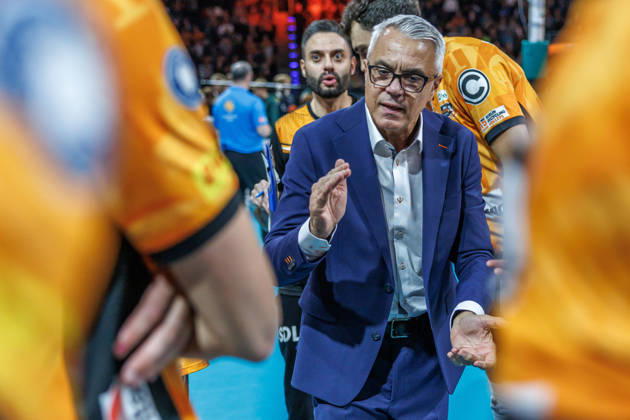 October 26, 2021, Berlin, Volleyball 1st Bundesliga, Men, Matchday 1, BR Volleys vs. VFT 1844 Freiburg, Max Schmeling Halle; Coach Andrea Anastasi of BR Volleys discusses the game with his team; BR Volleys vs. VFT 1844 Freiburg