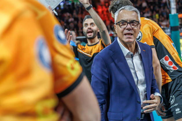October 26, 2021, Berlin, Volleyball 1st Bundesliga, Men, Matchday 1, BR Volleys vs. VFT 1844 Freiburg, Max Schmeling Halle; Coach Andrea Anastasi of BR Volleys discusses the game with his team; BR Volleys vs. VFT 1844 Freiburg