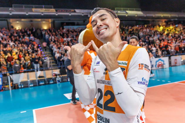 October 26, 2021, Berlin, Volleyball 1st Bundesliga, Men, Matchday 1, BR Volleys vs. VFT 1844 Freiburg, Max Schmeling Hall, Erik Shoji, BR Volleys celebrate their victory over VFT 1844 Freiburg