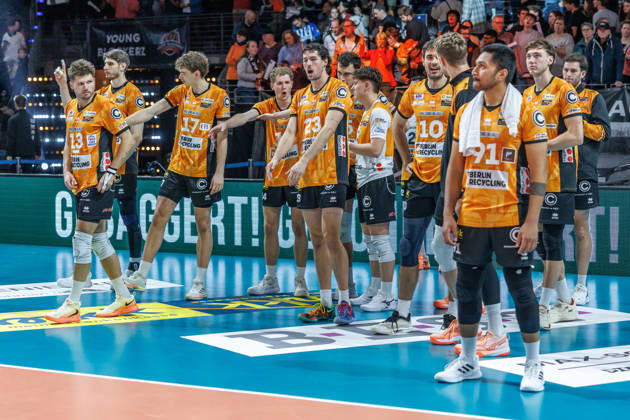 October 26, 2021, Berlin, Volleyball 1st Bundesliga, Men, Matchday 1, BR Volleys vs. VFT 1844 Freiburg, Max Schmeling Hall. Nolan Flexen of BR Volleys celebrates with his teammates after the victory. BR Volleys vs. VFT 1844 Freiburg