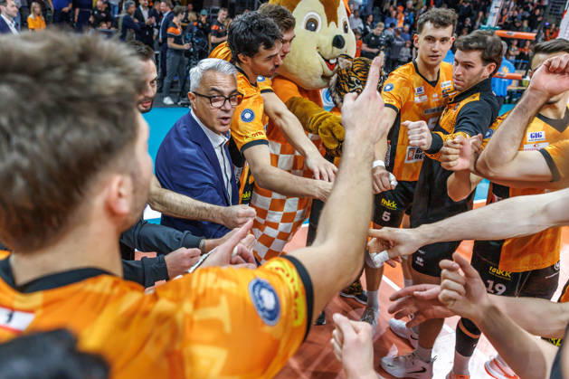 October 26, 2021, Berlin, Volleyball 1st Bundesliga, Men, Matchday 1, BR Volleys vs. VFT 1844 Freiburg, Max Schmeling Halle; Coach Andrea Anastasi; BR Volleys celebrates with his team; BR Volleys vs. VFT 1844 Freiburg