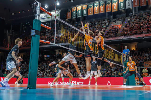 October 26, 2021, Berlin, Volleyball 1st Bundesliga, Men, Matchday 1, BR Volleys vs. VFT 1844 Freiburg, Max Schmeling Hall; Marco Frohberg (Freiburg) sets the ball against Tom Koops (BR Volleys) and Nicolas Zerba (BR Volleys); BR Volleys vs. VFT 1844 Freiburg