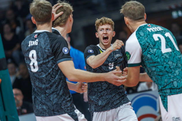 October 26, 2021, Berlin, Volleyball 1st Bundesliga, Men, Matchday 1, BR Volleys VFT 1844 Freiburg, Max Schmeling Hall: Fabian Hosch of Freiburg celebrates with his teammates after scoring a point for BR Volleys VFT 1844 Freiburg