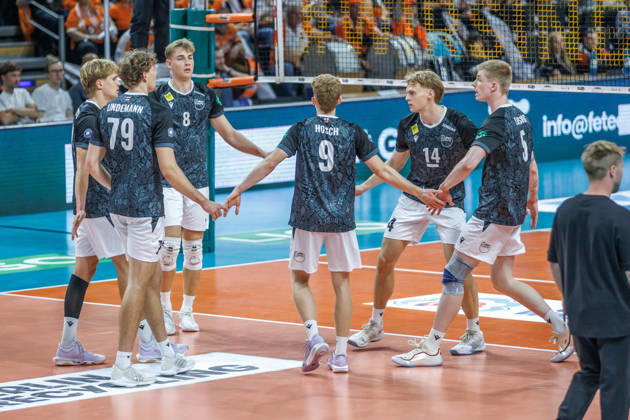 October 26, 2021, Berlin, Volleyball 1st Bundesliga, Men, Matchday 1, BR Volleys VFT 1844 Freiburg, Max Schmeling Hall: Fabian Hosch of Freiburg celebrates with his teammates after scoring a point for BR Volleys VFT 1844 Freiburg