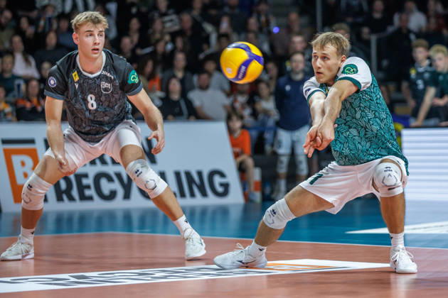 October 26, 2021, Berlin, Volleyball 1st Bundesliga, Men, Matchday 1, BR Volleys VFT 1844 Freiburg, Max Schmeling Hall: Jonas Peter of Freiburg receives a pass from BR Volleys VFT 1844 Freiburg