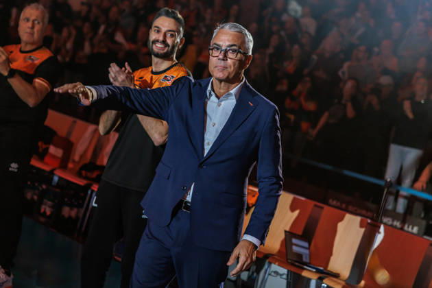 October 26, 2021, Berlin, Volleyball 1st Bundesliga, Men, Matchday 1, BR Volleys vs. VFT 1844 Freiburg, Max Schmeling Halle; Coach Andrea Anastasi; BR Volleys welcomes the fans; BR Volleys vs. VFT 1844 Freiburg