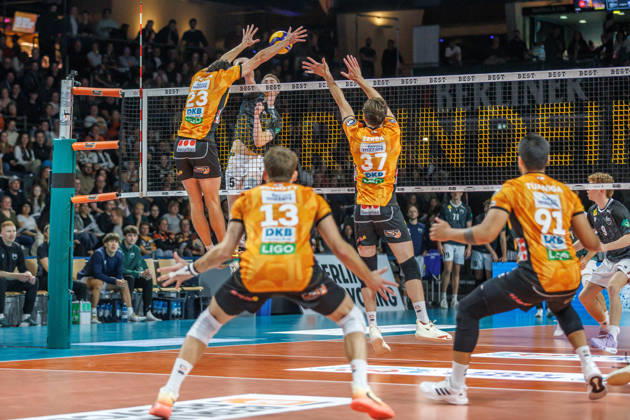 October 21, 26, Berlin, Volleyball 1st Bundesliga, Men, Matchday 1, BR Volleys vs. VFT 1844 Freiburg, Max Schmeling Hall. Yvo Lunsing (Freiburg) sets the ball against Nolan Flexen (BR Volleys) and Nicolas Zerba (BR Volleys). BR Volleys vs. VFT 1844 Freiburg