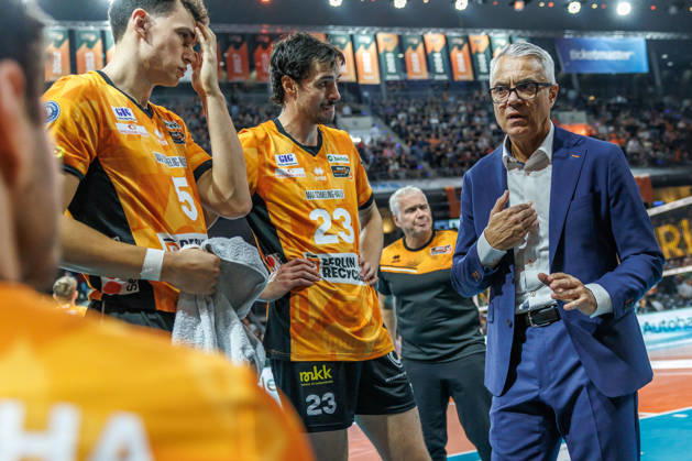 October 26, 2021, Berlin, Volleyball 1st Bundesliga, Men, Matchday 1, BR Volleys vs. VFT 1844 Freiburg, Max Schmeling Halle; Coach Andrea Anastasi of BR Volleys talks with his team; BR Volleys vs. VFT 1844 Freiburg