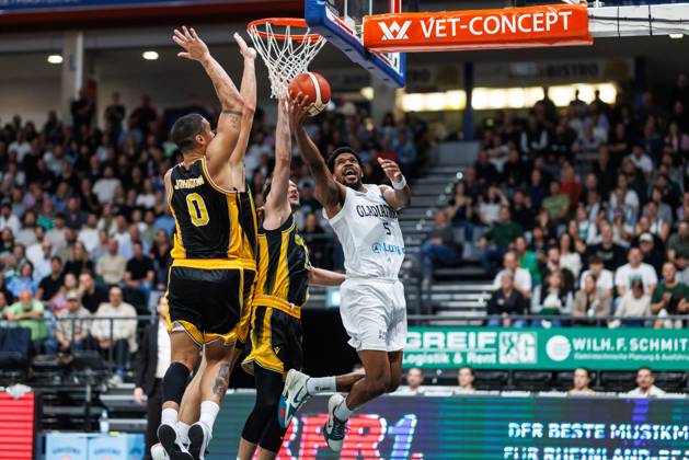 Justin Simon of the Gladiators Trier battles for the ball under the basket against Nick Johnson of KK Croatia Split and Mindaugas Kacinas of KK Croatia Split; action from the Vet Concept Gladiators Trier vs. KK Split game, basketball, FIBA Europe Cup, Matchday 3, 2026–2027 season, October 21, 2026, Vet Concept Gladiators Trier vs. KK Split, Basketball, FIBA Europe Cup, Matchday 3, 2026–2027 Season, October 21, 2026 Copyright: xEibnerxPressefotox EP_ANS