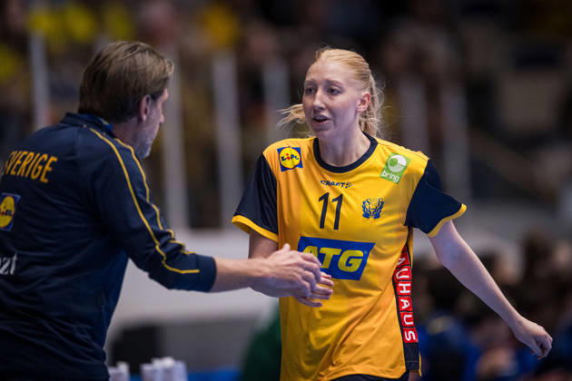 Handball, Women, International Friendly, Sweden vs. Brazil, October 22, 2022. Head coach Tomas Axnér and Tyra Axnér of Sweden during the international friendly handball match between Sweden and Brazil on October 22, 2026 in Alingsas. Photo by Christoffer Borg Mattisson, BILDBYRÅN COP 261 CB0565 handball, Swedish women s national handball team, Sweden, Brazil, national team, women s handball  Copyright: CHRISTOFFERxBORGxMATTISSON BB261022CB015