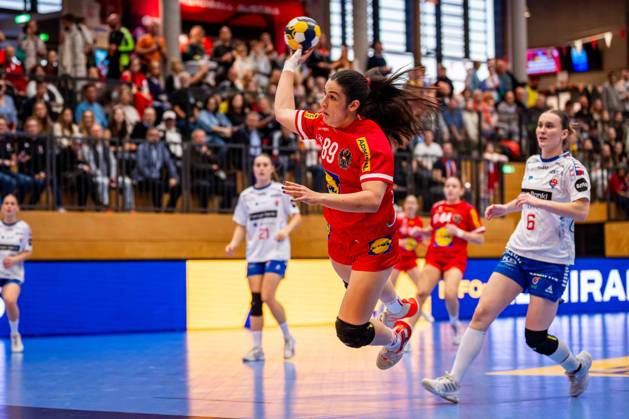 HANDBALL - AUT vs FRO, test match TULLN,AUSTRIA,22.OCT.26 - HANDBALL - OEHB international test match, ladies, Austria vs Faroe Islands. Image shows Eleonora Stankovic (AUT)and Marita Mortensen (FRO).  GEPAxpictures xKevinxHackner
