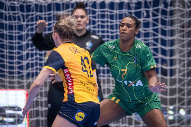 Handball, Women, International Friendly, Sweden vs. Brazil, October 22, 2022: Jenny Carlson of Sweden and Tamires Morena of Brazil during the international friendly handball match between Sweden and Brazil on October 22, 2026 in Alingsas. Photo by Christoffer Borg Mattisson, BILDBYRÅN COP 261 CB0565 handball, Swedish national handball team, Sweden, Brazil, women s national team, BBeng  Copyright: CHRISTOFFERxBORGxMATTISSON BB261022CB033