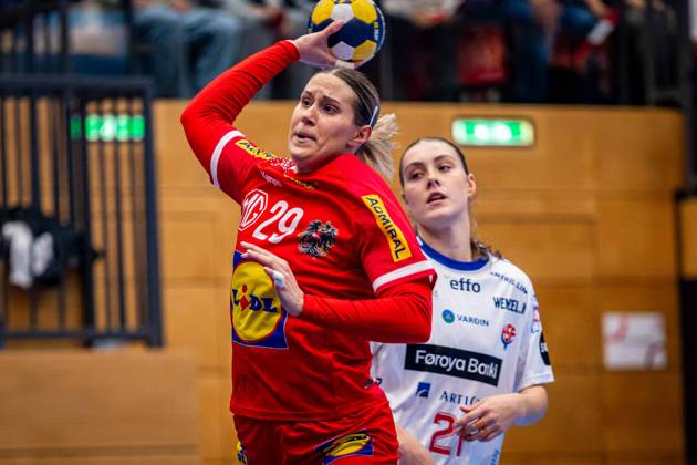 HANDBALL - AUT vs FRO, test match TULLN,AUSTRIA,22.OCT.26 - HANDBALL - OEHB international test match, ladies, Austria vs Faroe Islands. Image shows Ines Ivancok Soltic (AUT) and Maria Palsdottir Nolsoy (FRO).  GEPAxpictures xKevinxHackner