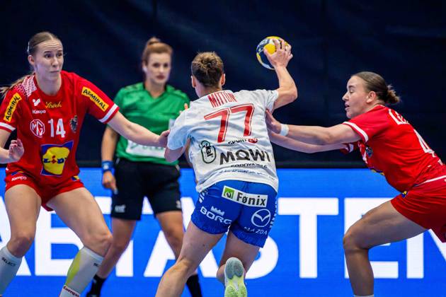 HANDBALL - AUT vs FRO, test match TULLN,AUSTRIA,22.OCT.26 - HANDBALL - OEHB international test match, ladies, Austria vs Faroe Islands. Image shows Klara Schlegel (AUT), Jana Mittun (FRO) and Nora Leitner (AUT).  GEPAxpictures xKevinxHackner