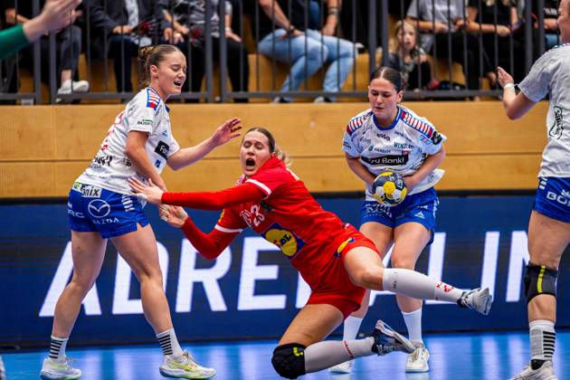 HANDBALL - AUT vs FRO, test match TULLN,AUSTRIA,22.OCT.26 - HANDBALL - OEHB international test match, ladies, Austria vs Faroe Islands. Image shows Ines Ivancok Soltic (AUT) and Pernille Brandenborg (FRO).  GEPAxpictures xKevinxHackner