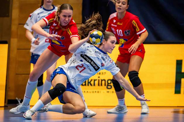 HANDBALL - AUT vs FRO, test match TULLN,AUSTRIA,22.OCT.26 - HANDBALL - OEHB international test match, ladies, Austria vs Faroe Islands. Image shows Klara Schlegel (AUT), Maria Palsdottir Nolsoy (FRO) and Lorena Baljak (AUT).  GEPAxpictures xKevinxHackner