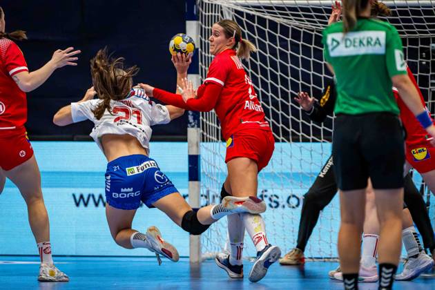 HANDBALL - AUT vs FRO, test match TULLN,AUSTRIA,22.OCT.26 - HANDBALL - OEHB international test match, ladies, Austria vs Faroe Islands. Image shows Maria Palsdottir Nolsoy (FRO) and Ines Ivancok Soltic (AUT).  GEPAxpictures xKevinxHackner