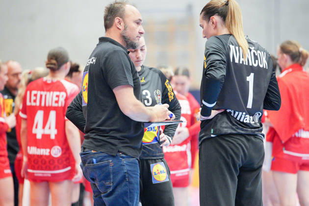 TULLN AN DER DONAU , OESTERREICH - OCTOBER 22: Trainer Andreas Wiese aus Oesterreich und Lena Ivancok aus Oesterreich waehrend des Handball, Frauen-Nationalteam, Testspiel: Oesterreich vs. Faeroeer in der Josef-Welser-Sporthalle am October 22, 2026 in Tulln an der Donau , OESTERREICH, NIEDEROESTERREICH. TULLN AN DER DONAU, AUSTRIA - OCTOBER 22: Coach Andreas Wiese of Austria and Lena Ivancok of Austria during the women s international handball friendly match between Austria and the Faroe Islands at the Josef-Welser-Sporthalle on October 22, 2026 in Tulln an der Donau, AUSTRIA, LOWER AUSTRIA. Copyright: xIBEX.agencyx xChristianxKrutisx