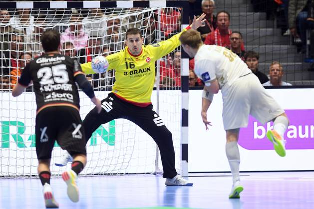 Frederik Friche Bjerre of Wisla Plock 66 fails to score as his shot is stopped by Nebojsa Simic, goalkeeper for MT Melsungen 16; Olle Forsell Schefvert of MT Melsungen 25 L, GER, MT Melsungen vs. Orlen Wisla Plock (POL), Handball, Men’s Champions League, Group Matches, 2026–2027 Season, October 22, 2026, GER, MT Melsungen vs. Orlen Wisla Plock, Men’s Champions League, Group Match, 2026–2027 Season, October 22, 2026, Kassel Copyright: xEibner-Pressefotox xRolandxSippelx EP_RSL