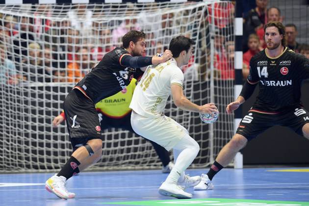 Gergoe Fazekas, Wisla Plock, 24, on the ball; Olle Forsell Schefvert, MT Melsungen, 25, L; Johannes Golla, MT Melsungen, 14, on defense; GER, MT Melsungen vs. Orlen Wisla Plock (POL), Handball, Men’s Champions League, Group Matches, 2026–2027 Season, October 22, 2026, GER, MT Melsungen vs. Orlen Wisla Plock, Men’s Champions League, Group Match, 2026–2027 Season, October 22, 2026, Kassel Copyright: xEibner-Pressefotox xRolandxSippelx EP_RSL