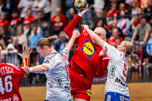 HANDBALL - AUT vs FRO, test match TULLN,AUSTRIA,22.OCT.26 - HANDBALL - OEHB international test match, ladies, Austria vs Faroe Islands. Image shows Pernille Brandenborg (FRO), Johanna Reichert (AUT) and Var Bentsdottir Zachariasen (FRO).  GEPAxpictures xKevinxHackner
