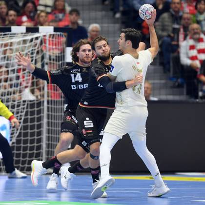 Gergoe Fazekas, Wisla Plock 24, on offense; Johannes Golla, MT Melsungen 14; and Olle Forsell Schefvert, MT Melsungen 25, on defense; GER, MT Melsungen vs. Orlen Wisla Plock (POL), Handball, Men’s Champions League, Group Matches, 2026–2027 Season, October 22, 2026, GER, MT Melsungen vs. Orlen Wisla Plock, Men’s Champions League, Group Match, 2026–2027 Season, October 22, 2026, Kassel Copyright: xEibner-Pressefotox xRolandxSippelx EP_RSL