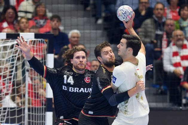 Gergoe Fazekas, Wisla Plock 24, on offense; Johannes Golla, MT Melsungen 14; and Olle Forsell Schefvert, MT Melsungen 25, on defense; GER, MT Melsungen vs. Orlen Wisla Plock (POL), Handball, Men’s Champions League, Group Matches, 2026–2027 Season, October 22, 2026, GER, MT Melsungen vs. Orlen Wisla Plock, Men’s Champions League, Group Match, 2026–2027 Season, October 22, 2026, Kassel Copyright: xEibner-Pressefotox xRolandxSippelx EP_RSL