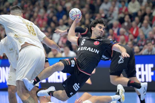 Erik Balenciaga, MT Melsungen 6, on a shot; Leon Susnja, Wisla Plock 19 L, GER; MT Melsungen vs. Orlen Wisla Plock, POL; Handball, Men s Champions League, Group Matches, 2026–2027 Season, October 22, 2026, GER, MT Melsungen vs. Orlen Wisla Plock, Men’s Champions League, Group Match, 2026–2027 Season, October 22, 2026, Kassel Copyright: xEibner-Pressefotox xRolandxSippelx EP_RSL