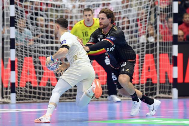 Mitja Janc, Wisla Plock, No. 8, on the ball; Johannes Golla, MT Melsungen, No. 14, R; Nebojsa Simic, goalkeeper, MT Melsungen, No. 16, in the back; GER, MT Melsungen vs. Orlen Wisla Plock (POL), Handball, Men’s Champions League, Group Matches, 2026–2027 Season, October 22, 2026, GER, MT Melsungen Orlen vs. Wisla Plock, Men’s Champions League, Group Match, 2026–2027 Season, October 22, 2026, Kassel Copyright: xEibner-Pressefotox xRolandxSippelx EP_RSL