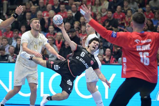 Erik Balenciaga, MT Melsungen 6 (on a shot); Zoran Ilic, Wisla Plock 43 L; Michal Daszek, Wisla Plock 3; Miljan Vujovic, goalkeeper, Orlen Wisla Plock 16 (front); GER, MT Melsungen vs. Orlen Wisla Plock (POL), Handball, Men’s Champions League, Group Matches, 2026–2027 Season, October 22, 2026, GER, MT Melsungen vs. Orlen Wisla Plock, Men’s Champions League, Group Match, 2026–2027 Season, October 22, 2026, Kassel Copyright: xEibner-Pressefotox xRolandxSippelx EP_RSL