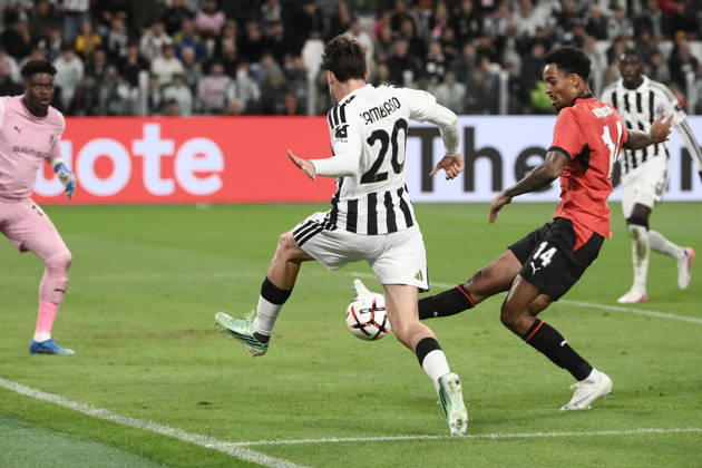Juventus v Rennes - UEFA Europa League TURIN, ITALY, OCTOBER 22: Juventus Andrea Cambiaso (L) fight for the ball with Rennes defender Bryan Reynolds during the UEFA Europa League phase day 3 football match between Juventus and Rennes at the Juventus Stadium in Turin Italy, on October 22, 2026. Isabella Bonotto Anadolu Turin Italy. Editorial use only. Please get in touch for any other usage. Copyright: x2026xAnadoluxIsabellaxBonottox