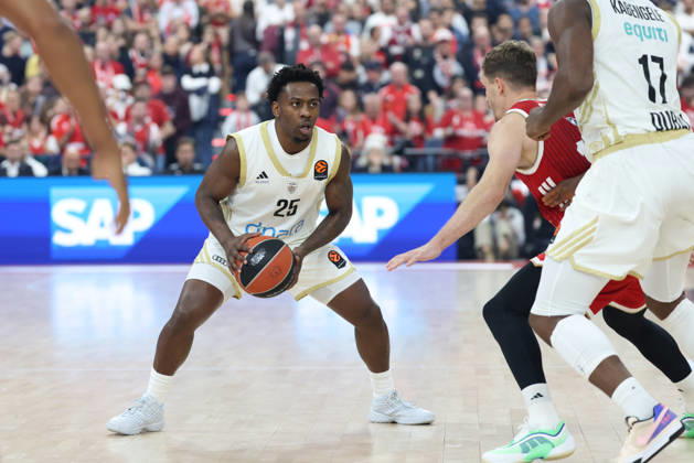 McKinley Wright IV, Dubai Basketball, 25, with the ball alongside Andreas Obst, FC Bayern Basketball, 13, GER, FC Bayern Basketball vs. Dubai Basketball, Basketball, EuroLeague, Matchday 7, 2026–2027 Season, October 22, 2026, GER, FC Bayern Basketball vs. Dubai Basketball, Basketball, EuroLeague, Matchday 7, 2026–2027 season, October 22, 2026, Munich Copyright: xEibner-Pressefoto JennixMaulx EP_JML