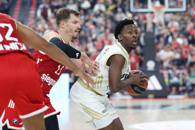 McKinley Wright IV, Dubai Basketball, 25, with the ball alongside Andreas Obst, FC Bayern Basketball, 13, GER, FC Bayern Basketball vs. Dubai Basketball, Basketball, EuroLeague, Matchday 7, 2026–2027 Season, October 22, 2026, GER, FC Bayern Basketball vs. Dubai Basketball, Basketball, EuroLeague, Matchday 7, 2026–2027 season, October 22, 2026, Munich Copyright: xEibner-Pressefoto JennixMaulx EP_JML