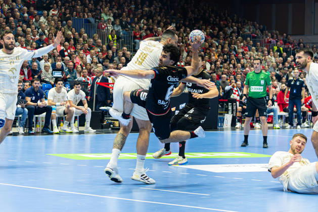 Kassel, Germany, October 22, 2026 EHF Champions League 2026–2027 Group Stage Group B Match 5 MT Melsungen vs. Orlen Wisla Plock Pictured from left: Leon Å uÅ¡nja Susnja (SPR) and Erik Balenciaga (MT) in a duel at Rothenbach Hall, Hesse Copyright: xFotostandx xKruczynskix