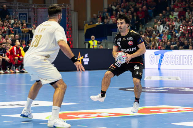 Kassel, Germany, October 22, 2026 EHF Champions League 2026–2027 Group Stage Group B Match 5 MT Melsungen vs. Orlen Wisla Plock Pictured, from left, in a one-on-one battle: Oriol Rey Morales (SPR) and Erik Balenciaga (MT) Rothenbach Hall, Hesse Copyright: xFotostandx xKruczynskix