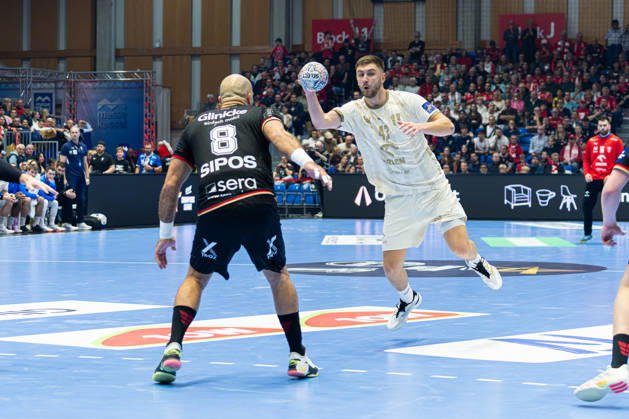 Kassel, Germany, October 22, 2026 EHF Champions League 2026–2027 Group Stage Group B Match 5 MT Melsungen vs. Orlen Wisla Plock Pictured, from left, in a one-on-one battle: Adrian Sipos (MT) and Zoran Ilic Ilic, SPR Rothenbach, Halle, Hesse Copyright: xFotostandx xKruczynskix