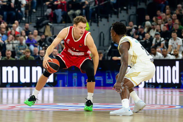 Basketball, EuroLeague, 20261022, FC Bayern Munich vs. Dubai Basketball. Pictured, from left: Rokas Jokubaitis (Bayern), 31; McKinley Wright IV (Dubai), 25; Munich SAP Garden; Bayern; Germany Copyright: Passion2Press MarkusxFischerx