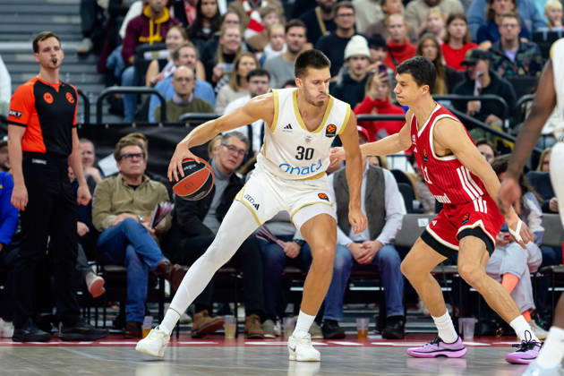 Basketball, EuroLeague, 20261022, FC Bayern Munich Dubai Basketball In the photo, from left: Filip Petrusev (Dubai, 30), Vladimir Lucic (Bayern, 11), Munich, SAP Garden, Bayern, Germany Copyright: Passion2Press MarkusxFischerx