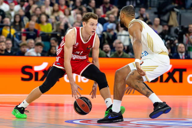 Basketball, EuroLeague, 20261022, FC Bayern Munich vs. Dubai Basketball. Pictured, from left: Rokas Jokubaitis (Bayern), 31, Elie Okobo (Dubai), 0. Munich SAP Garden, Bayern, Germany Copyright: Passion2Press MarkusxFischerx