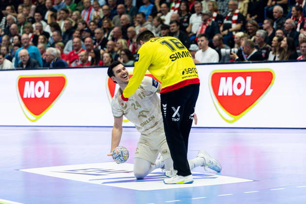 Kassel, Germany, October 22, 2026 EHF Champions League 2026–2027 Group Stage Group B Match 5 MT Melsungen vs. Orlen Wisla Plock Pictured from left: Gergo Fazekas (SPR) and goalkeeper Nebojöa Simic Nebojsa Simic (MT) gesturing on the court at Rothenbach Hall in Hesse Copyright: xFotostandx xKruczynskix