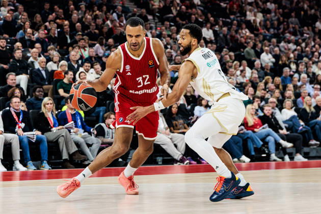 MUNICH, GERMANY - OCTOBER 22: Johannes JT Thiemann (FC Bayern Muenchen, 32) controls the ball against Davis Bertrans (Dubai Basketball, 8) during the Turkish Airlines EuroLeague match between FC Bayern Muenchen vs. Dubai Basketball at SAP Garden on round 7 of Turkish Airlines EuroLeague on October 22, 2026 in Munich, Germany. Bavaria Germany Copyright: xSteffiexWunderlx