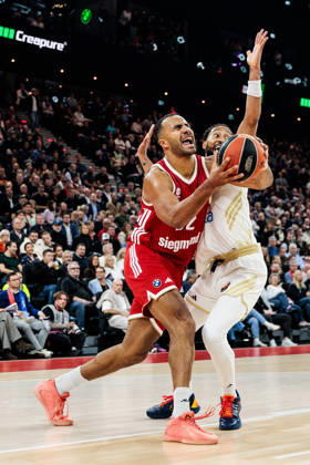 MUNICH, GERMANY - OCTOBER 22: Johannes JT Thiemann (FC Bayern Muenchen, 32) controls the ball against Davis Bertrans (Dubai Basketball, 8) during the Turkish Airlines EuroLeague match between FC Bayern Muenchen vs. Dubai Basketball at SAP Garden on round 7 of Turkish Airlines EuroLeague on October 22, 2026 in Munich, Germany. Bavaria Germany Copyright: xSteffiexWunderlx