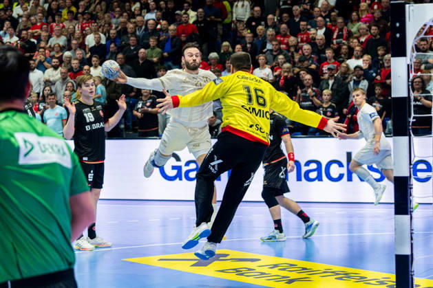 Kassel, Germany, October 22, 2026, EHF Champions League 2026–2027, Group Stage, Group B, Match 5: MT Melsungen vs. Orlen Wisla Plock. Pictured from left, in a one-on-one battle: Zoltán Szita (Zoltán Szita, SPR) and goalkeeper Nebojöaa Simic and goalkeeper Nebojöa Simic, MT Rothenbach, Halle, Hesse Copyright: xFotostandx xKruczynskix