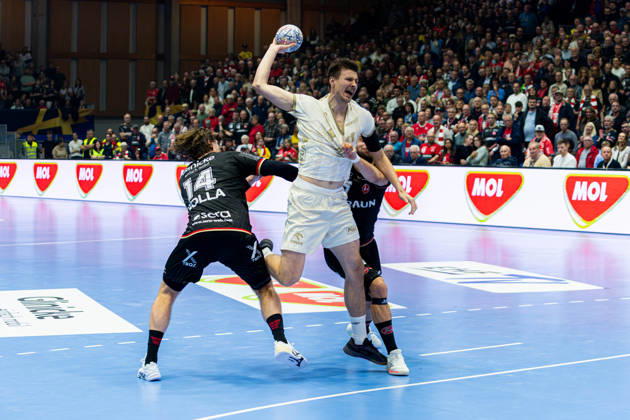 Kassel, Germany, October 22, 2026 EHF Champions League 2026–2027 Group Stage Group B Match 5 MT Melsungen vs. Orlen Wisla Plock Pictured, from left, in a one-on-one battle: Johannes Golla (MT) and Sergei Kosorotov (SPR) Rothenbach Halle, Hesse Copyright: xFotostandx xKruczynskix