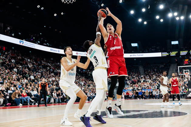 MUNICH, GERMANY - OCTOBER 22: Johannes Jo Voigtmann (FC Bayern Muenchen, 7) shooting the ball against Dwayne Bacon (Dubai Basketball, 3) during the Turkish Airlines EuroLeague match between FC Bayern Muenchen vs. Dubai Basketball at SAP Garden on round 7 of Turkish Airlines EuroLeague on October 22, 2026 in Munich, Germany. Bavaria Germany Copyright: xSteffiexWunderlx
