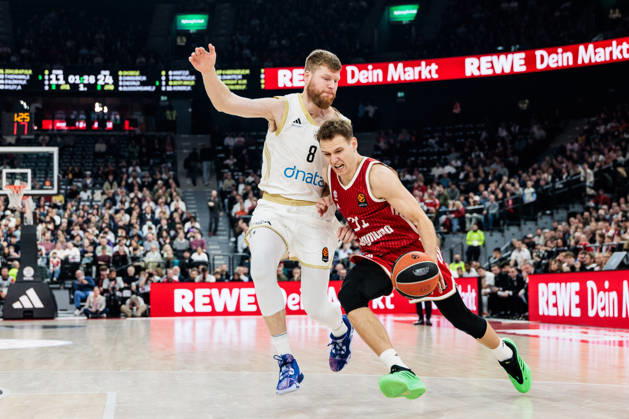 MUNICH, GERMANY - OCTOBER 22: Rokas Jokubaitis (FC Bayern Muenchen, 31) controls the ball against Davis Bertrans (Dubai Basketball, 8) during the Turkish Airlines EuroLeague match between FC Bayern Muenchen vs. Dubai Basketball at SAP Garden on round 7 of Turkish Airlines EuroLeague on October 22, 2026 in Munich, Germany. Bavaria Germany Copyright: xSteffiexWunderlx