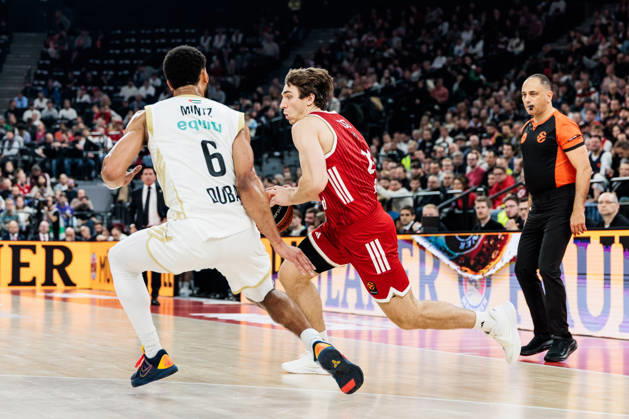 MUNICH, GERMANY - OCTOBER 22: Justinian Jessup (FC Bayern Muenchen, 10) controls the ball against Davion Mintz (Dubai Basketball, 6) during the Turkish Airlines EuroLeague match between FC Bayern Muenchen vs. Dubai Basketball at SAP Garden on round 7 of Turkish Airlines EuroLeague on October 22, 2026 in Munich, Germany. Bavaria Germany Copyright: xSteffiexWunderlx