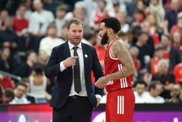 Anton Gavel of FC Bayern Basketball, head coach, in conversation with Duane Washington Jr. of FC Bayern Basketball, 04, GER, FC Bayern Basketball vs. Dubai Basketball, Basketball, EuroLeague, Matchday 7, 2026–2027 Season, October 22, 2026, GER, FC Bayern Basketball vs. Dubai Basketball, Basketball, EuroLeague, Matchday 7, 2026–2027 Season, October 22, 2026, Munich Copyright: xEibner-Pressefoto JennixMaulx EP_JML