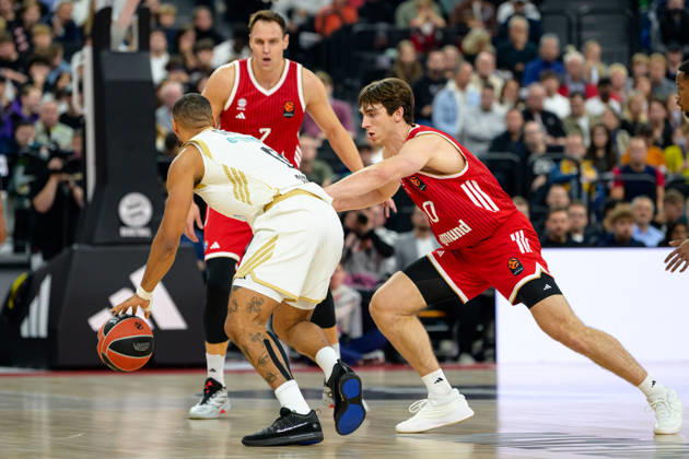 Basketball, EuroLeague, 20261022, FC Bayern Munich Dubai Basketball In the photo, from left: Elie Okobo (Dubai), 0, Justinian Jessup (Bayern), 10 Munich SAP Garden Bayern Germany Copyright: Passion2Press MarkusxFischerx