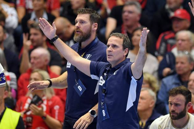Xavi Sabate Caviedes, coach of Orlen Wisla Plock (front); Mirsad Terzic (back); Zoltan Szita, Wisla Plock 21 R, GER, MT Melsungen vs. Orlen Wisla Plock (POL), Handball, Men’s Champions League, Group Matches, 2026–2027 Season, October 22, 2026, GER, MT Melsungen vs. Orlen Wisla Plock, Men’s Champions League, Group Match, 2026–2027 Season, October 22, 2026, Kassel Copyright: xEibner-Pressefotox xRolandxSippelx EP_RSL